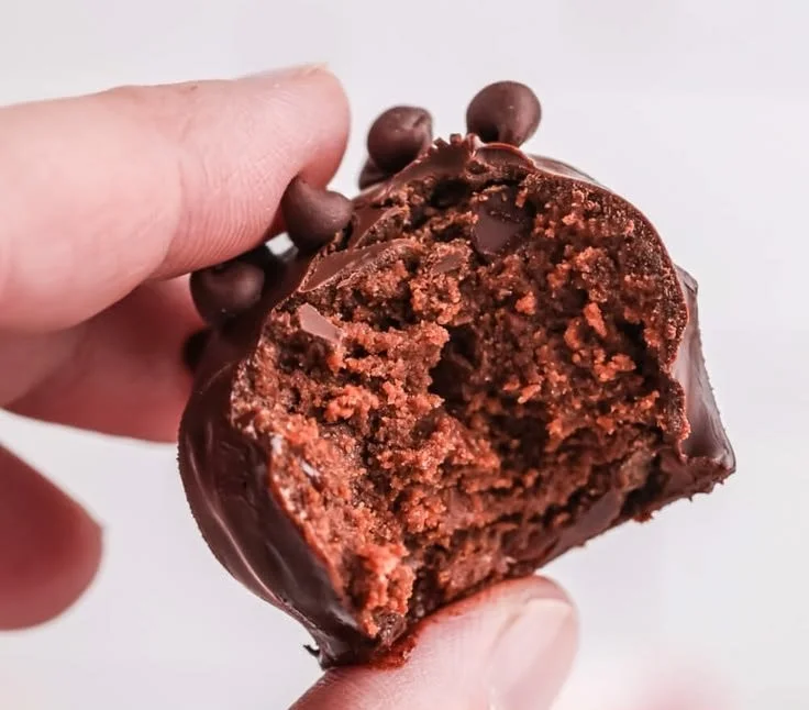 Delicious no-bake brownie bites on a plate, perfect for a sweet treat.