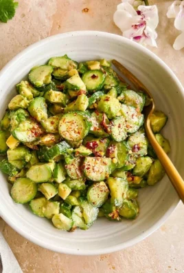 Delicious cucumber avocado salad, creamy texture, ready in 10 minutes