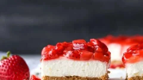 No-Bake Strawberry Cheesecake Bars
